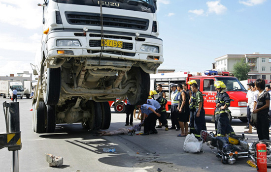 肇事车辆被抬起。